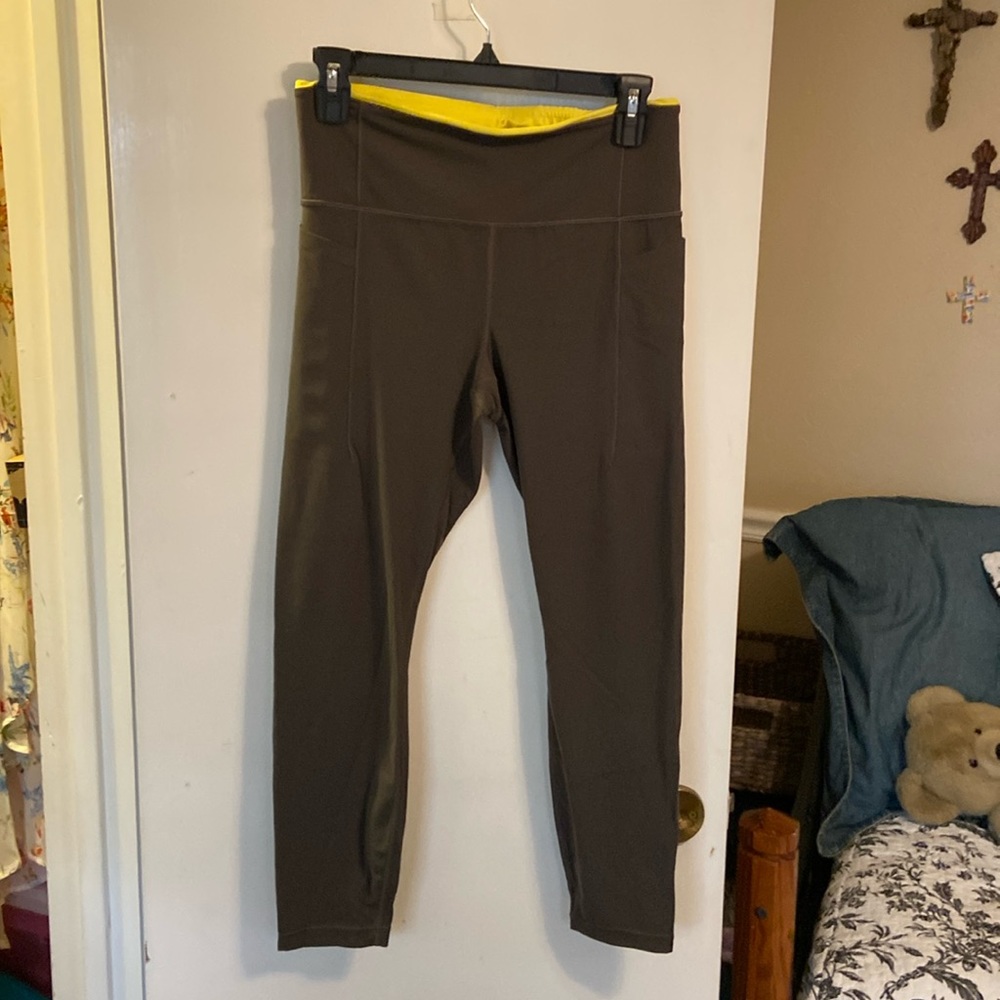Athleta like new fold down Capri leggings size medium cute neon green!